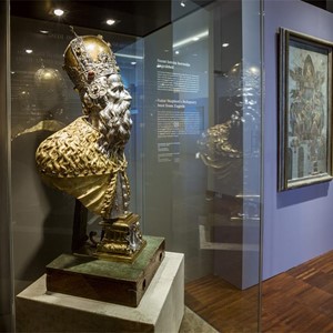 Relikvijar sv. Stjepana kralja iz Riznice Zagrebačke katedrale na izložbi u Budimpešti